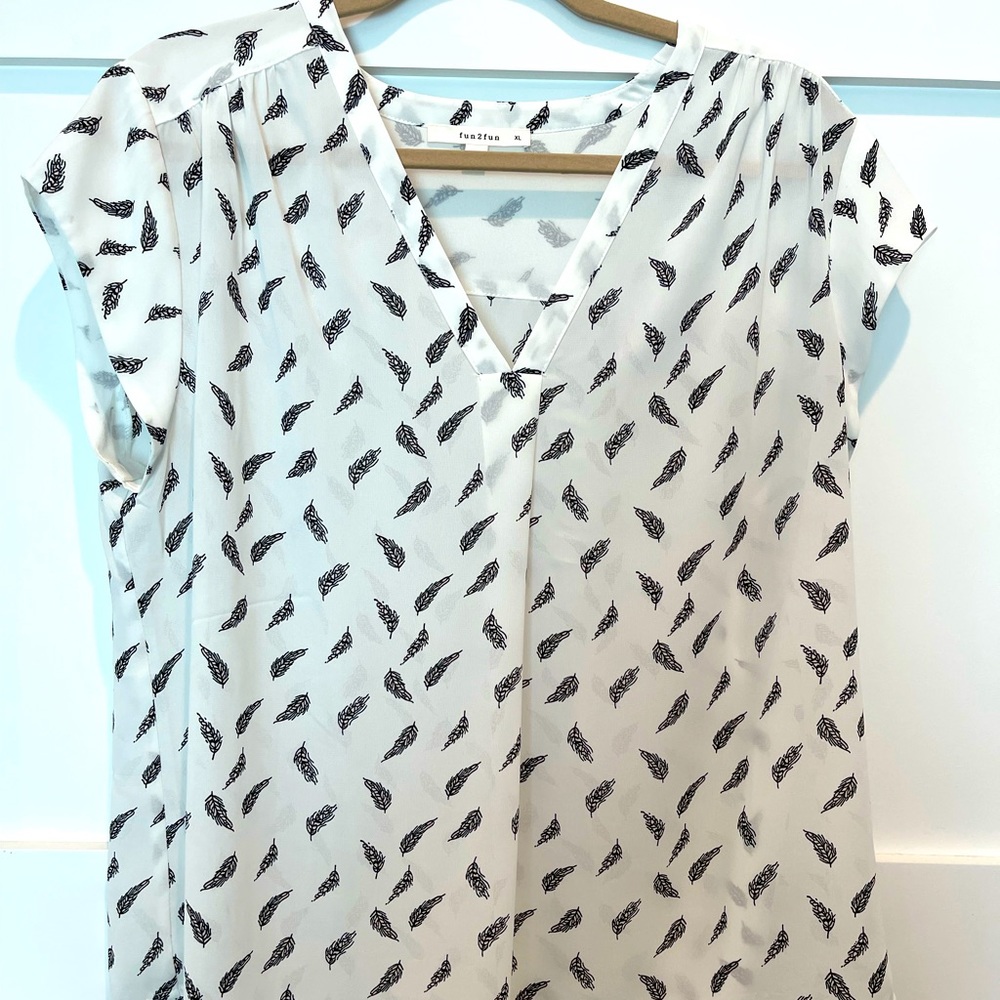 Like new women’s V-neck blouse.